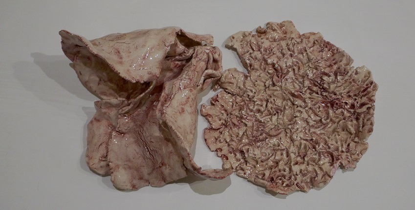 "S/T (Vanitas 2)", 2018. Cerámica (gres vidriado). 8 x 24 x 16 cm.