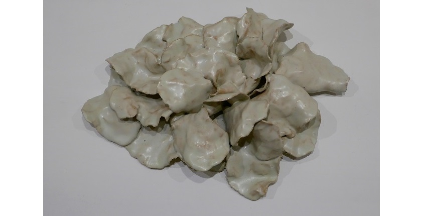 "Untitled (Vanitas 4)", 2020. Ceramics (glazed stoneware). 7 x 32 x 24 cm.