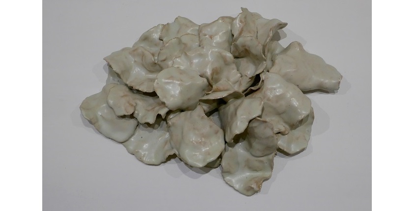 "S/T (Vanitas 4)", 2020. Cerámica (gres esmaltado). 7 x 32 x 24 cm.