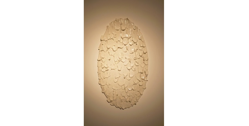 "Espejo 2", 2020. Cerámica (porcelana vidriada). 43 x 24 x 2 cm