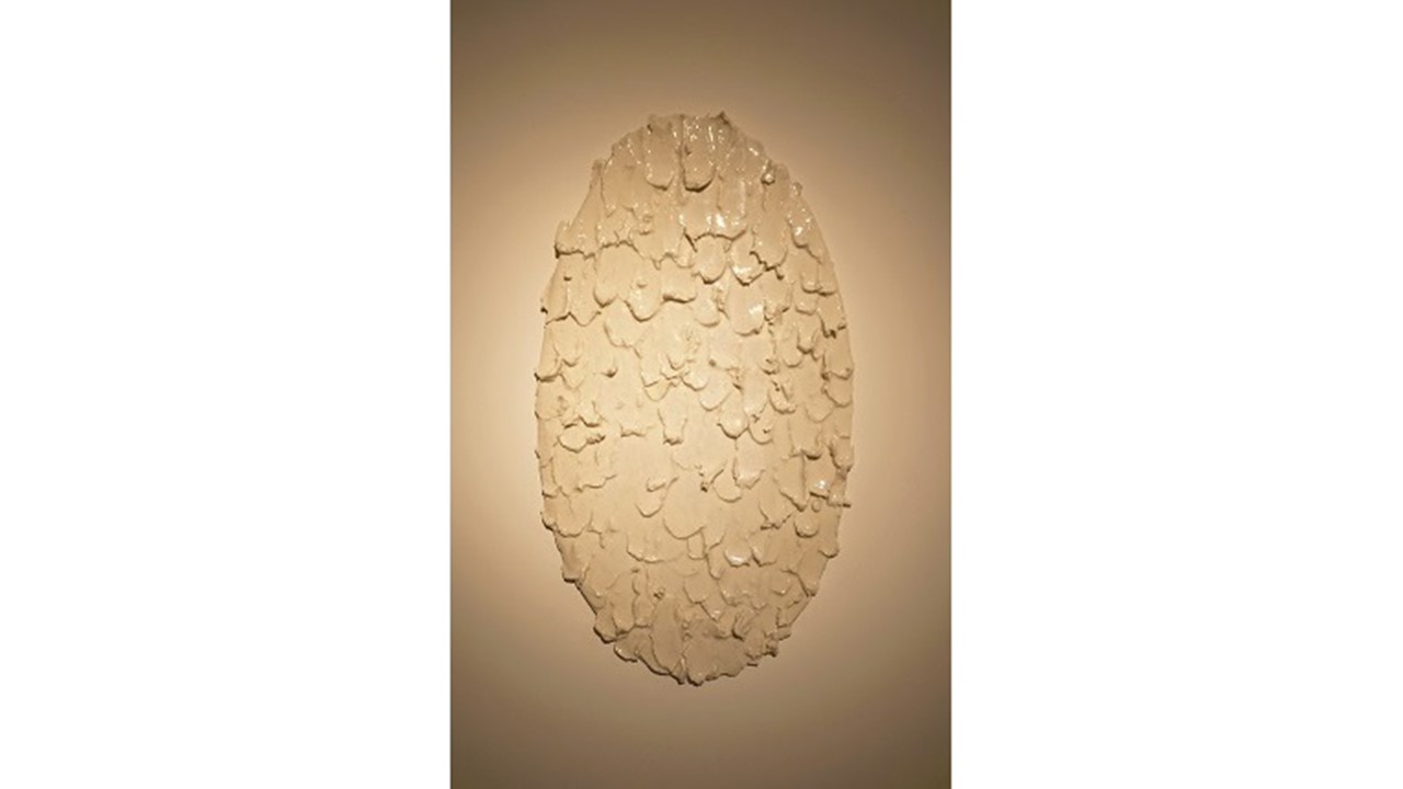 "Espejo 2", 2020. Cerámica (porcelana vidriada). 43 x 24 x 2 cm. Galeria Freijo, 2020
