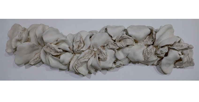"S/T (Vanitas 3)", 2018. Cerámica (gres esmaltado). 7 x 64 x 18 cm