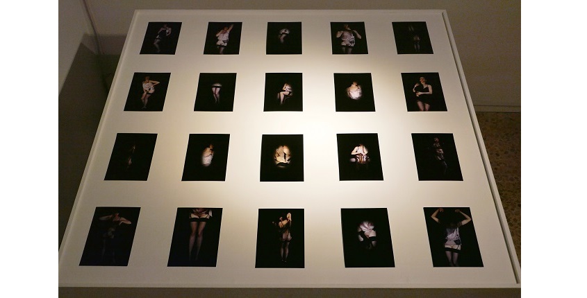 "S/T (a Molinier)", 2020. Instalación de 20 fotografías. Tintas pigmentadas sobre papel baritado. 112 x 112 cm.