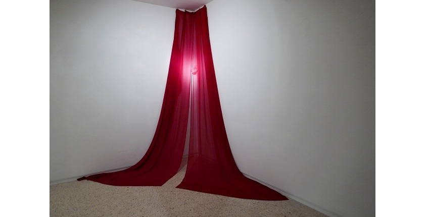 "S/T (La Herida)", 2020. Instalación. Gasa roja y cerámica (gres y porcelana vidriada). Medidas variables, de aproximadamente 280 x 200 x 200 cm.
