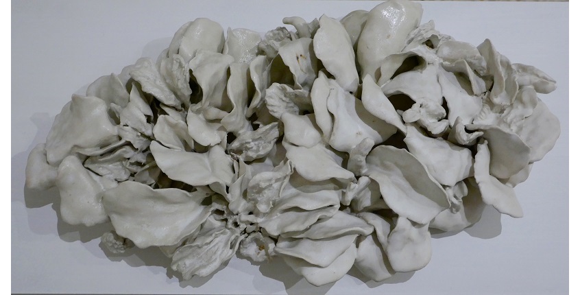 "S/T (Vanitas 1)", 2020. Cerámica (gres esmaltado). 7 x 46 x 27 cm.