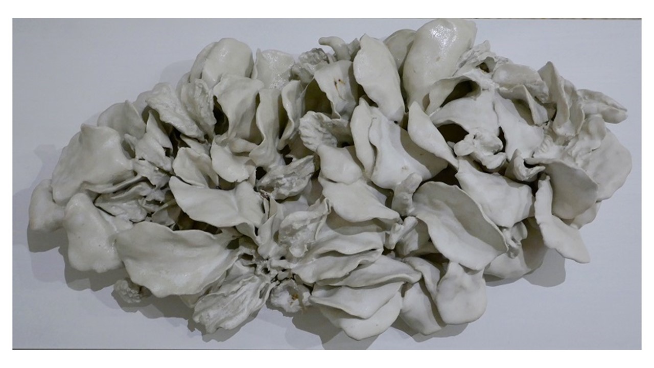 "S/T (Vanitas 1)", 2020. Cerámica (gres esmaltado). 7 x 46 x 27 cm. Galeria Freijo, 2020