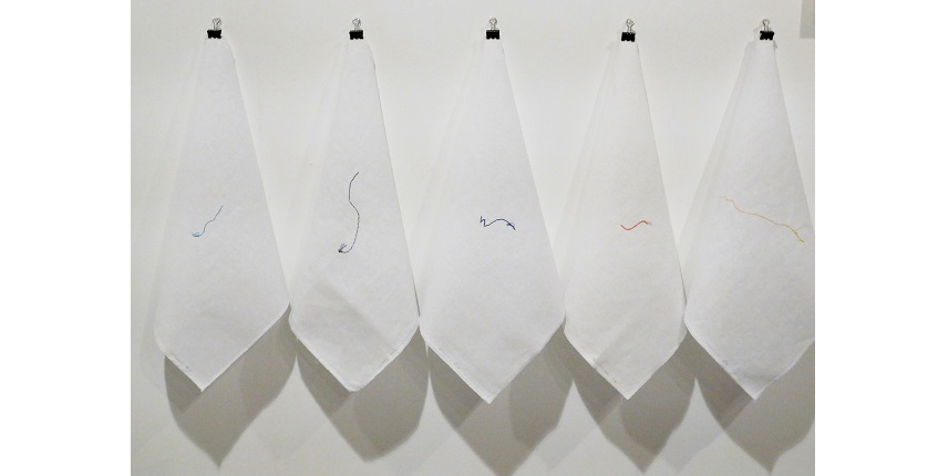 Gina Arizpe. "Trazos Migratorios", 2014-2019. Instalación. Pieza única. 24 piezas de tela (llamada en México espalda de indio) bordadas a mano. Medidas variables. En exposición: 5 piezas.