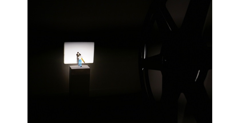 Javier Téllez. "The Censor", 2009. Mixed media. Proyector de 16 mm., ladrillo y muñeco con lápiz. Medidas variables