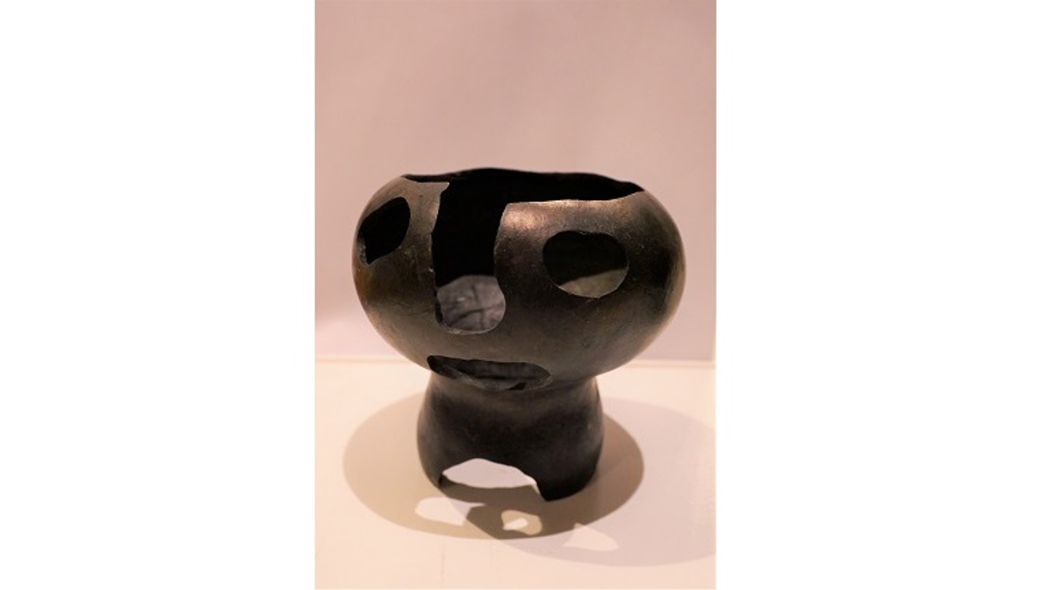 Mathias Goeritz. "Open mind and empty head". Ca. 1950. Cut-out pumpkin shell painted in black. Unique piece. 13,5 x 12 x 12 cm