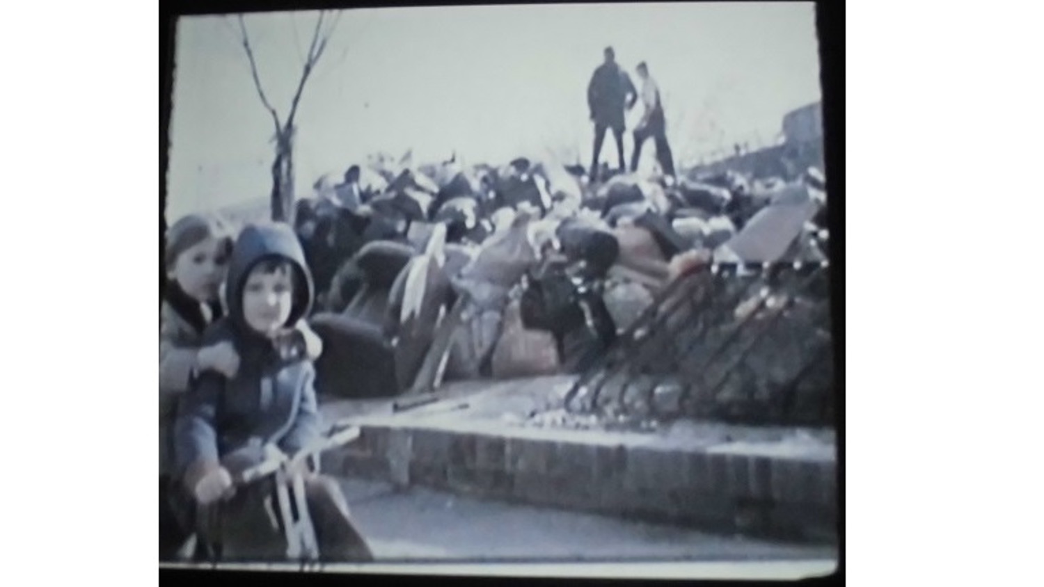 Felipe Ehrenberg. Artista mexicano representado por Galería Freijo. Fallecido en 2017. "La Poubelle, or it's a sort of disease II", 1970. Film. 16’ 48’’