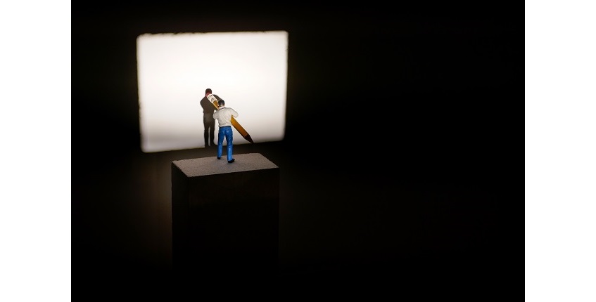 Detalle de "The Censor", 2009, de Javier Téllez. Mixed media. Proyector de 16 mm., ladrillo y muñeco con lápiz. Medidas variables