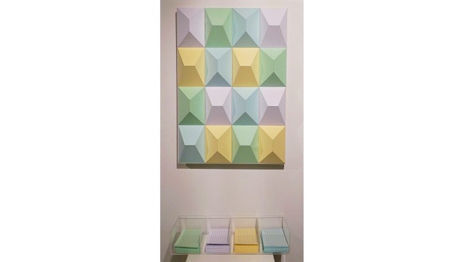 Gabriel Acevedo Velarde. "Art Piece Nº 7", 2011. Obra tridimensional realizada en papel. Metacrilato y papel/fichas de colores. 72 x 42 x 16 cm.