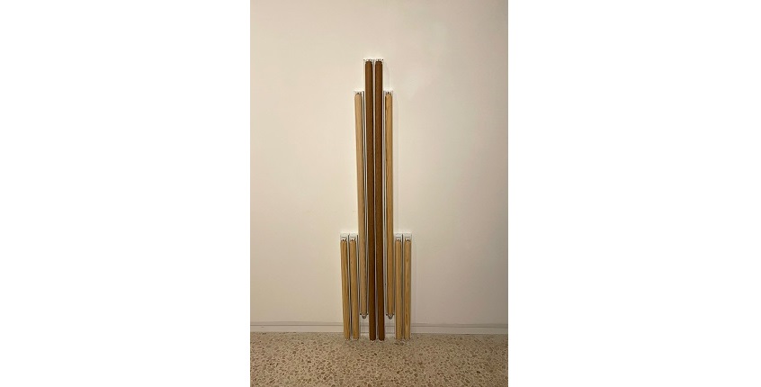 "Pisatario: ‘Monument’ to Vladimir Tatlin, 1964", 2016-2021. Aluminio y maderas de wengué, iroko, pino, roble y sapeli. 153 x 40 x 5 cm. Pieza única. Cortesía Estrany-de la Mota