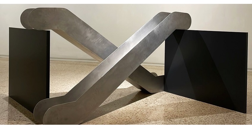 "La primera vez que te vi", 2004. Aluminio y PVC. 98 x 204 x 174 cm. Pieza única. Galería Freijo en colaboración con Estrany-de la Mota.