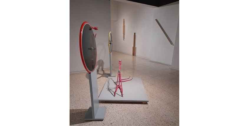 Vista de la exposición "JAHD Throwaback" de José Antonio Hernández-Diaz  en Galería Freijo en colaboración con Estrany-de la Mota.