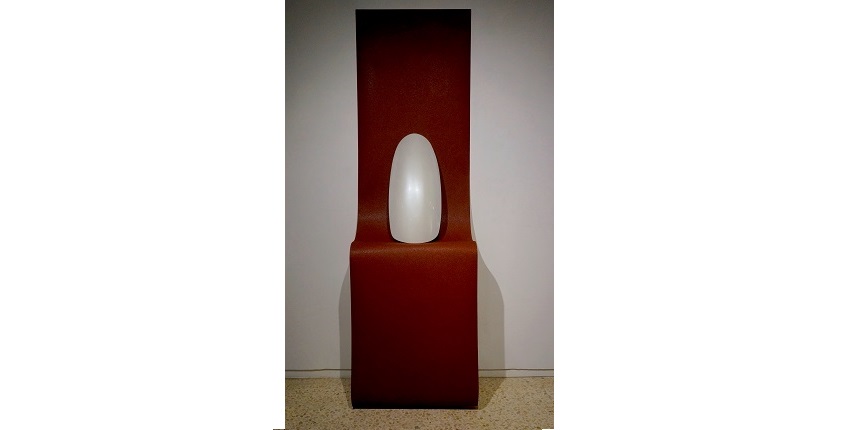 "Un solo dedo", 1998. Metacrilato y papel de lija. 234 x 70 x 22 cm. Pieza única. JAHD Throwback" en Galería Freijo en colaboración con Estrany-de la Mota.