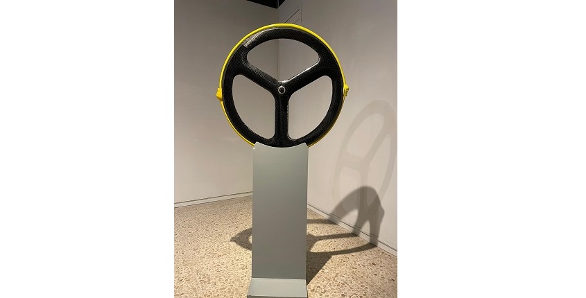 "Two Levels", 2007. Polychromed carbon fiber and metal. 143 x 70 x 30 cm. Unique piece. Courtesy Estrany-de la Mota