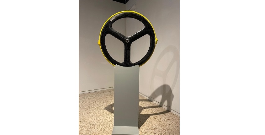 "Two Levels", 2007. Polychromed carbon fiber and metal. 143 x 70 x 30 cm. Unique piece. 
Freijo Gallery in collaboration with Estrany-de la Mota.