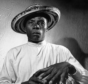 Vallenato músico percusionista tradicional, Valledupar Colombia. 1955. Vintage plata/gelatina. 25,3 x 20,5 cm.