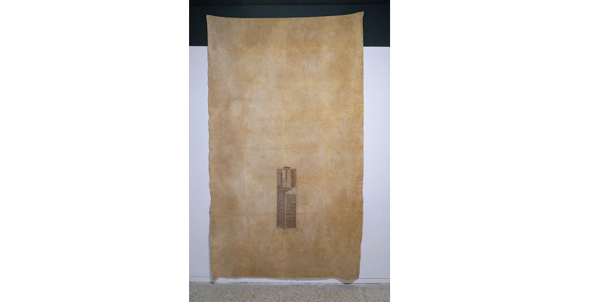 Ángela Bonadies & Juan José Olavarría. "NUESTRA SEÑORA DE CARACAS", 2011, de la serie "La Torre de David". Dibujo sobre lienzo con tierra. Pieza única. 265 x 155 cm