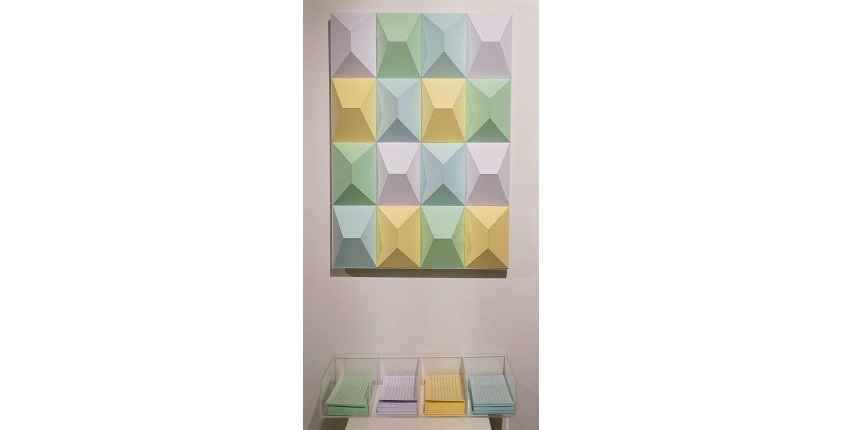 Gabriel Acevedo Velarde. "Art Piece Nº 7", 2011. Obra tridimensional realizada en papel. Metacrilato y papel/fichas de colores. 72 x 42 x 16 cm.