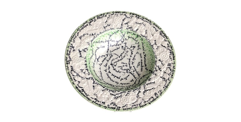 Yani Pecanins. "S/T", 2009. Texto sobre plato de porcelana inglesa. 11 cm de diámetro x 4 cm.