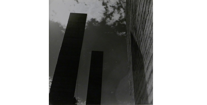 Marianne Gast, "Torres satélite" (obra arquitectónica-escultórica realizada en colaboración por Mathias Goeritz y por Luis Barragán), 1958. Fotografía vintage. 20 x 20 cm
