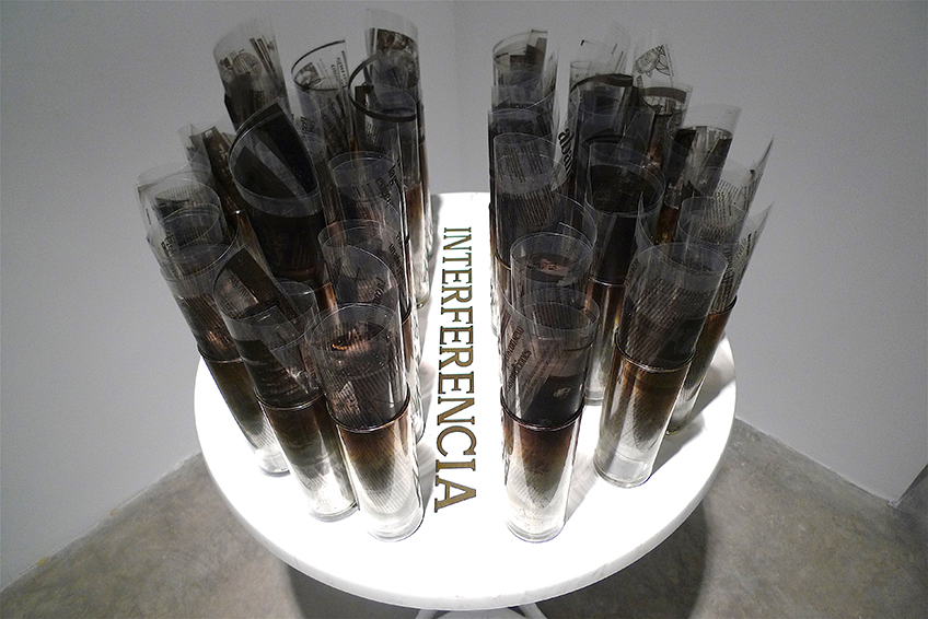 "Interference of a medium. El País", 1998