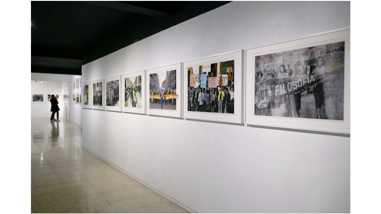 Vista de la exposición "1968: El fuego de las ideas" de Marcelo Brodsky (Argentina, 1954) en Galería Freijo, 2021.  Fotografías de movilizaciones sociales de la década de 1960, intervenidas por el autor a través de la pintura y la escritura.