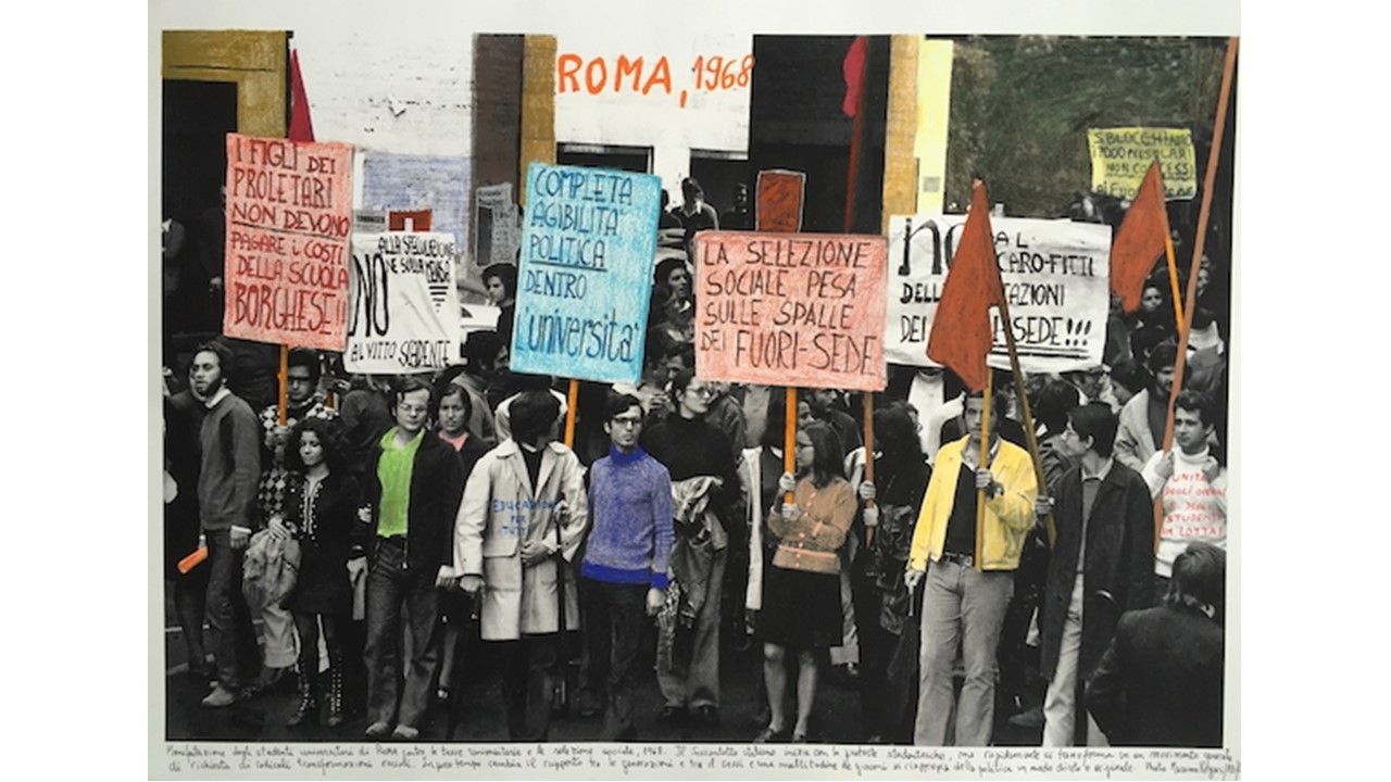 "Roma, 1968". De la serie "1968: El fuego de las ideas", 2016. Fotografía de archivo en blanco y negro © Massimo Vergari/A3/Contrasto, intervenida con textos manuscritos del artista.
