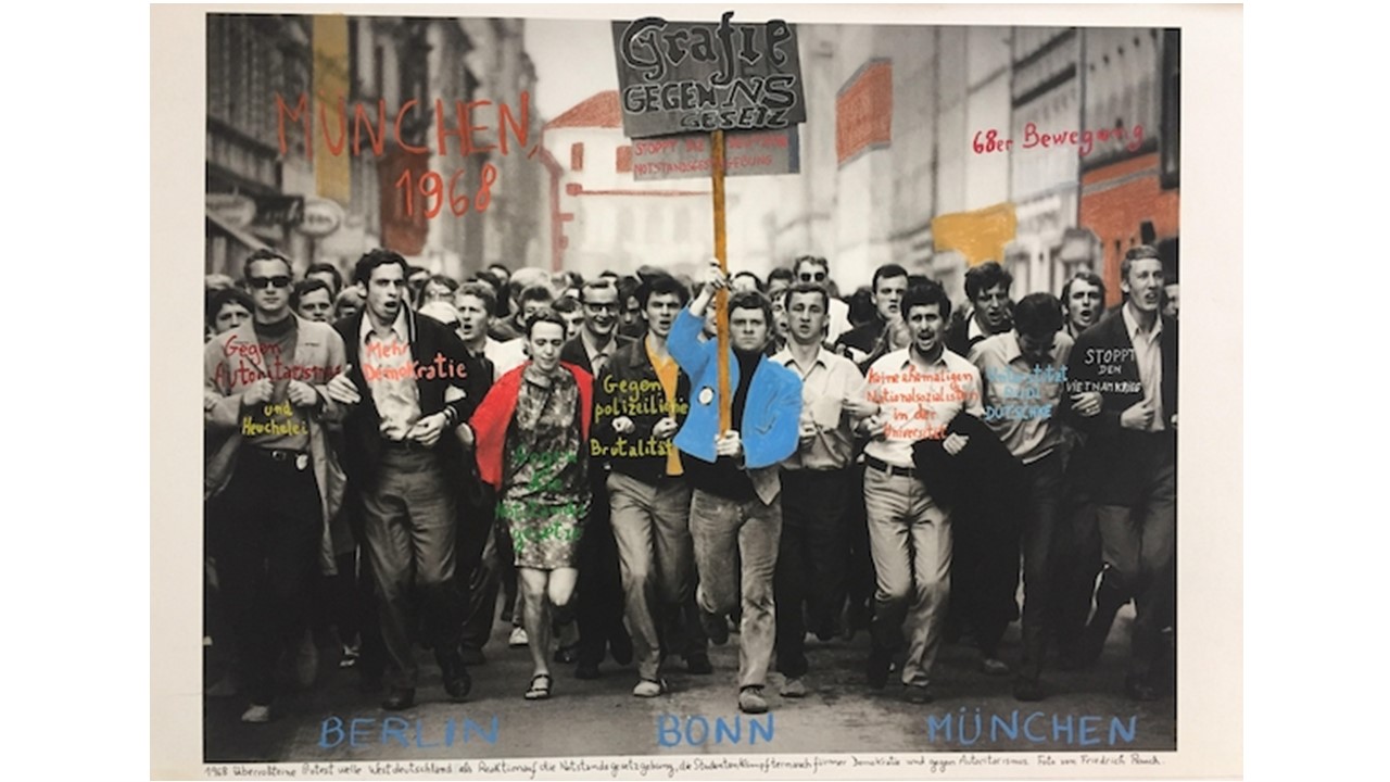 "Munchen, 1968". De la serie "1968: El fuego de las ideas", 2015. Fotografía de archivo en blanco y negro © Friedrich Rauch, 1968, intervenida con textos manuscritos del artista. En Galería Freijo, 2021.