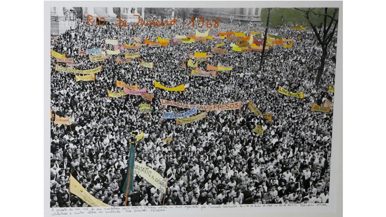 "Río de Janeiro, Passeata dos cem mil 1, 1968". De la serie "1968: El fuego de las ideas", 2015. Fotografía de archivo en blanco y negro © Evandro Teixera, 1968, intervenida con textos manuscritos del artista.