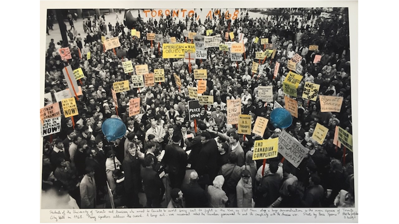 "Toronto, 1968". De la serie "1968: El fuego de las ideas", 2017. Fotografía de archivo en blanco y negro © Boris Spremo, 1968, intervenida con textos manuscritos del artista.En Galería Freijo, 2021.