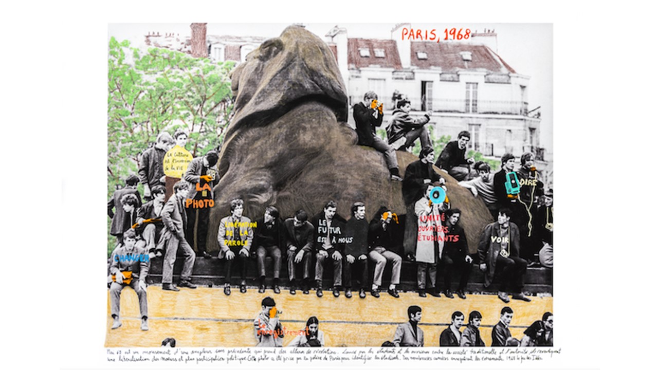 "París, 1968". De la serie "1968: El fuego de las ideas", 2017. Fotografía de archivo en blanco y negro © Préfecture de Paris,1968, intervenida con textos manuscritos del artista. En Galería Freijo, 2021.