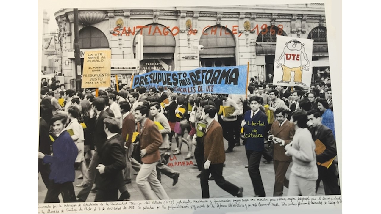 "Santiago de Chile, 1968". De la serie "1968: El fuego de las ideas", 2017.  Fotografía de archivo en blanco y negro © Archivo Universidad de Santiago de Chile, 1968, intervenida con textos manuscritos del artista.