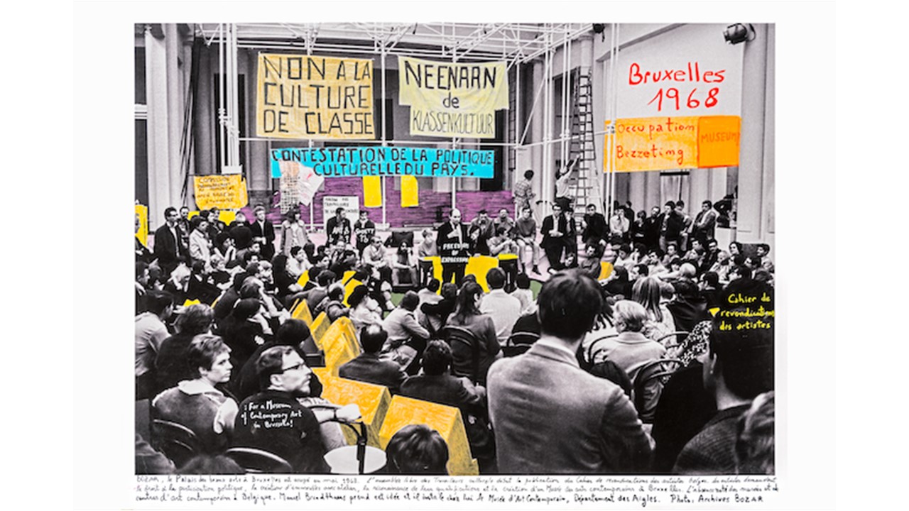 "Clase de la contracultura, 1968". De la serie "1968: El fuego de las ideas", 2016.  Fotografía de archivo en blanco y negro © Archivos Bozar, intervenida con textos manuscritos del artista. En Galería Freijo, 2021.