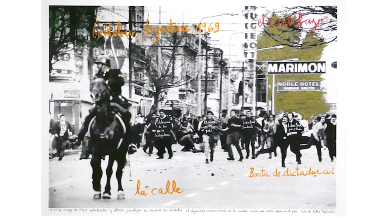 "Cordobazo, 1969". De la serie "1968: El fuego de las ideas", 2014. Fotografía de archivo en blanco y negro © Eduardo Martinelli, 1969, intervenida con textos manuscritos del artista. En Galería Freijo, 2021.