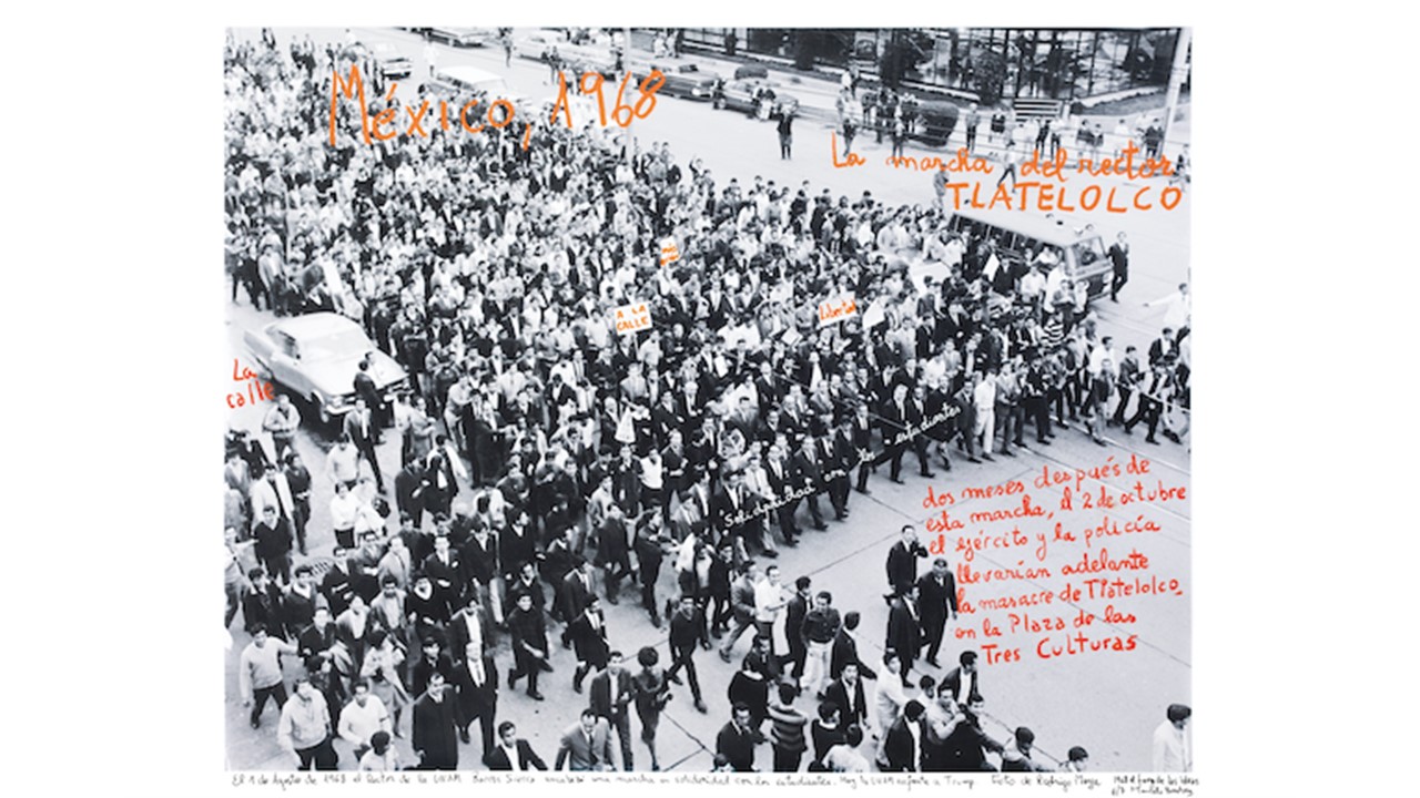 "Marcha del Rector, México, 1968". De la serie "1968: El fuego de las ideas", 2014-2018. Fotografía de archivo en blanco y negro © Rodrigo Moya 1968, intervenida con textos manuscritos de Marcelo Brodsky, 2014.