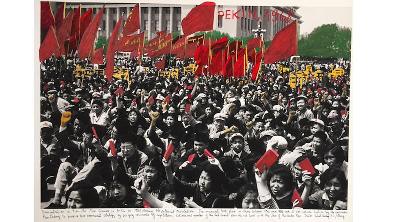 "Pekin, 1968". De la serie "1968: El fuego de las ideas", 2014-2018. Fotografía de archivo en blanco y negro © Robert Harding P.L., 1968, intervenida con textos manuscritos de Marcelo Brodsky, 2017.