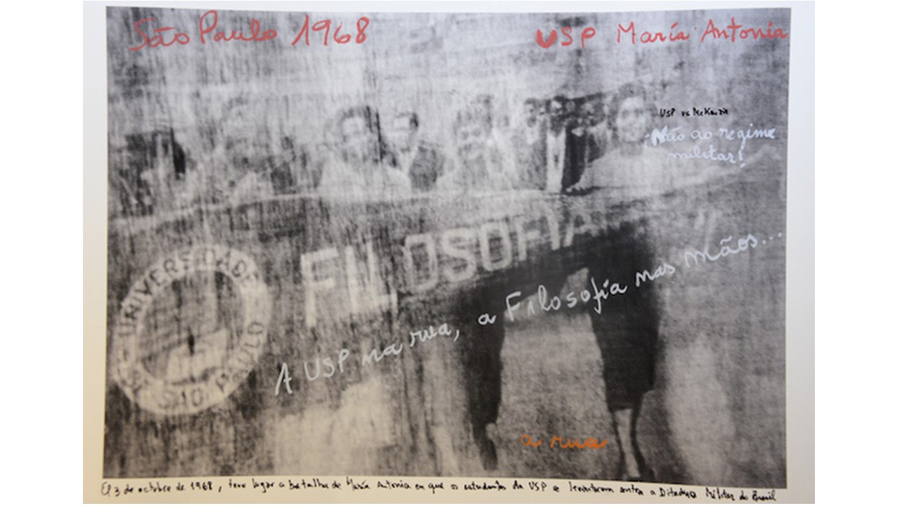 "USP, SP, 1968". De la serie "1968: El fuego de las ideas", 2014-2018. Fotografía de archivo en blanco y negro © Marcelo Brodsky 2002, intervenida con textos manuscritos de Marcelo Brodsky, 2014.