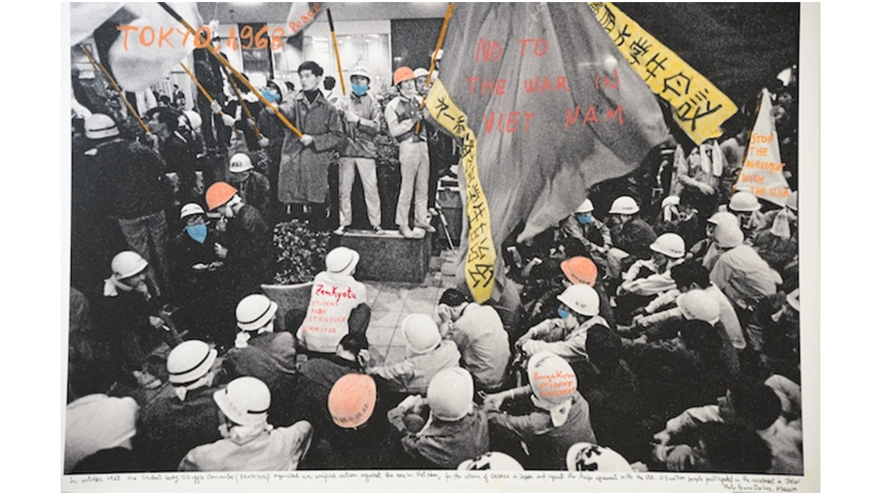 "Tokyo, 1968". De la serie "1968: El fuego de las ideas", 2014-2018. Fotografía de archivo en blanco y negro © Bruno Barbey-Magnum, 1968, intervenida con textos manuscritos de Marcelo Brodsky, 2016.
