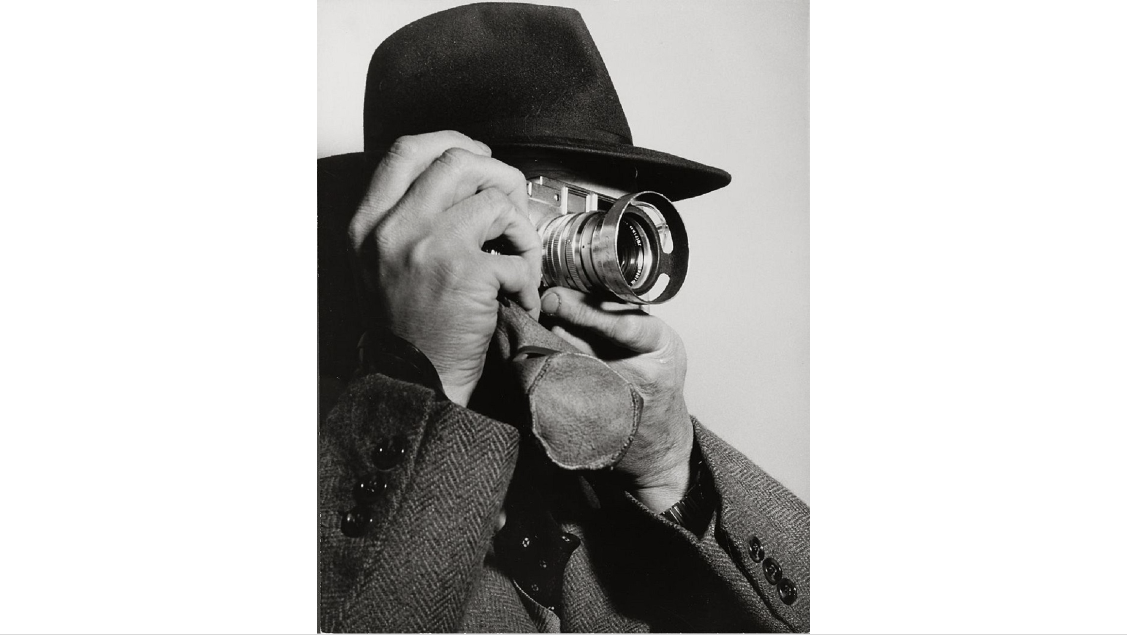 Dmitri Kessel. "Henri Cartier-Bresson and his Leica M3", 1955. Vintage silver gelatin photograph. 34 x 26,5 cm