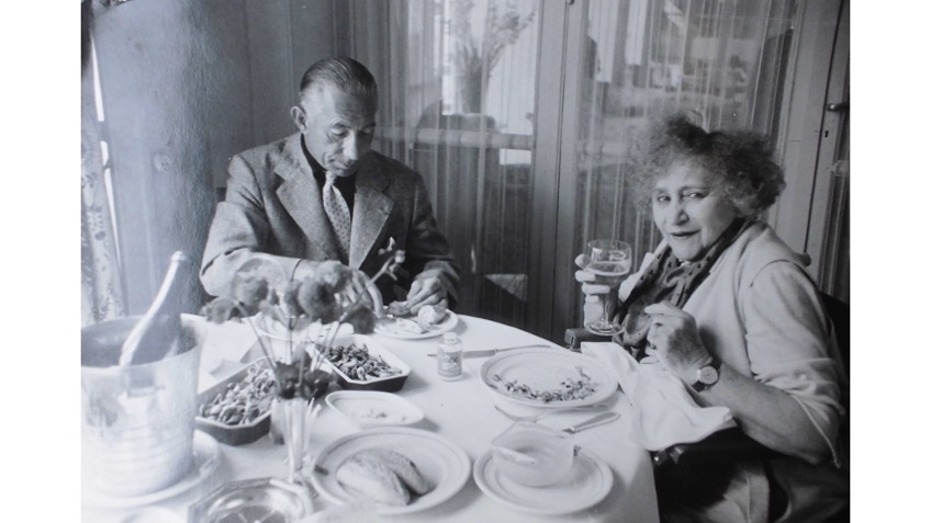 Gisèle Freund. "Colette con su marido Bertrand de Jouvenel", ca. 1954-1960. Fotografía vintage, gelatina de plata. 20,2 x 29,8 cm.