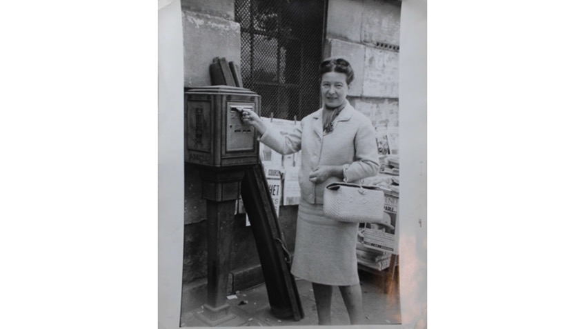 Gisèle Freund. "Simone de Beauvoir", ca. 1954-1960. Vintage photograph, silver gelatin. 30,4 x 25,5 cm.