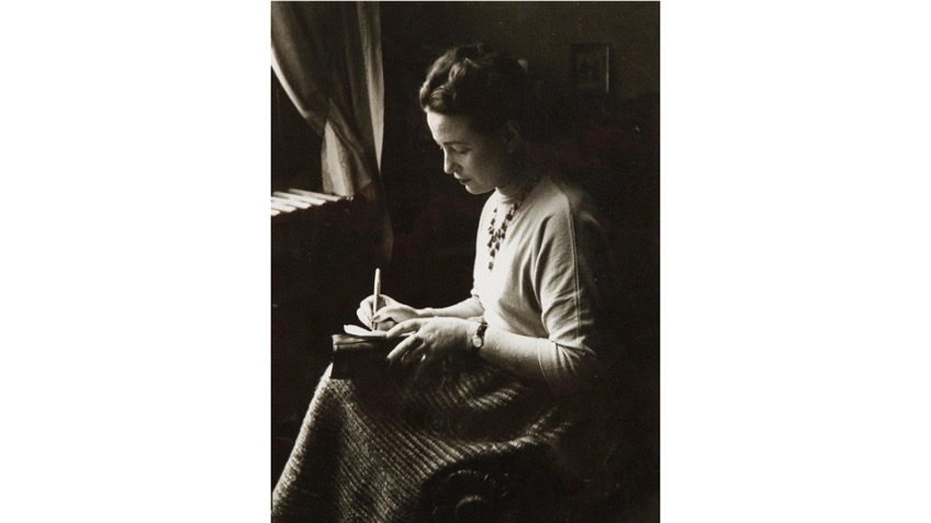 Gisèle Freund. "Simone de Beauvoir", ca. 1954. Fotografía vintage de gelatina de plata. 25,5 x 17,8 cm.