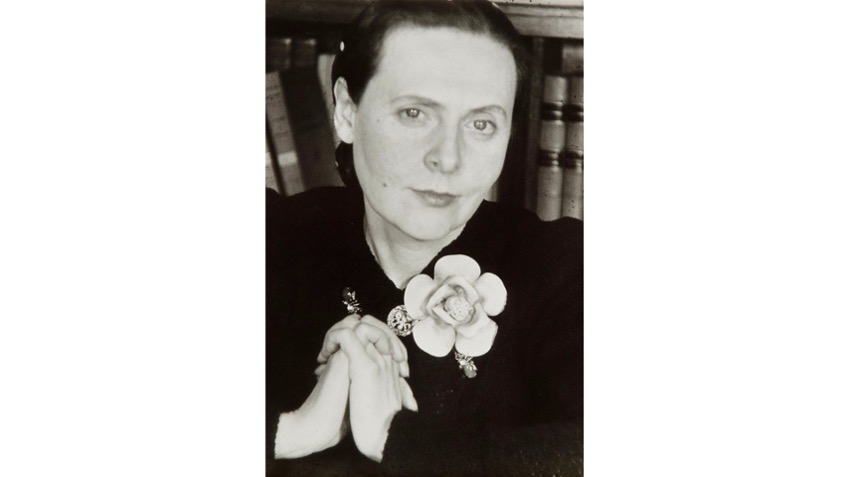 Gisèle Freund. "Elsa Triolet", 1939. Vintage photograph, silver gelatin, ca. 1960. 24,8 x 16,5 cm.