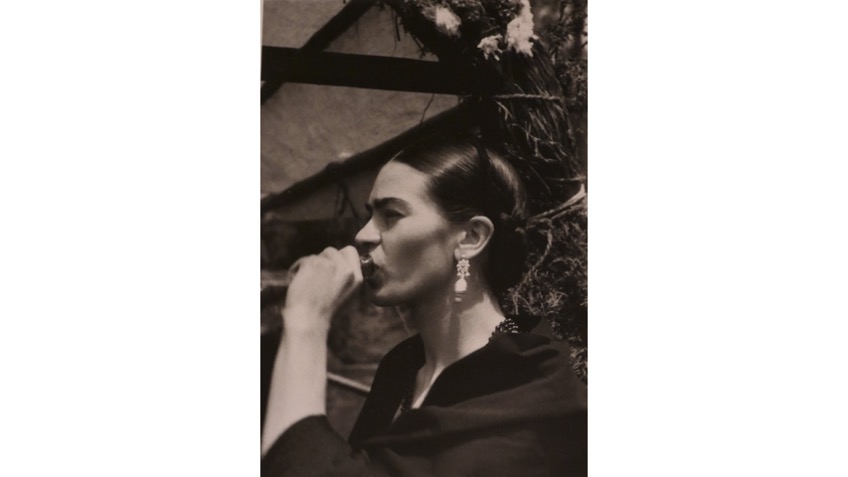 Leo Matiz. "Frida Kahlo. Xochimilco", ca. 1941. Silver gelatin. 25 x 20 cm.