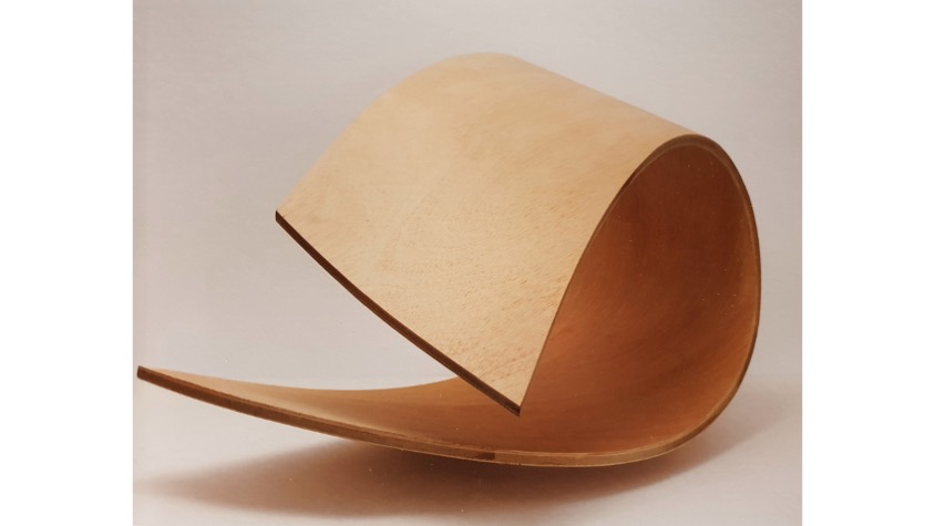 "Ola", 2009. Madera laminada. 52 x 93 x 54 cm. Galeria Freijo, 2022.