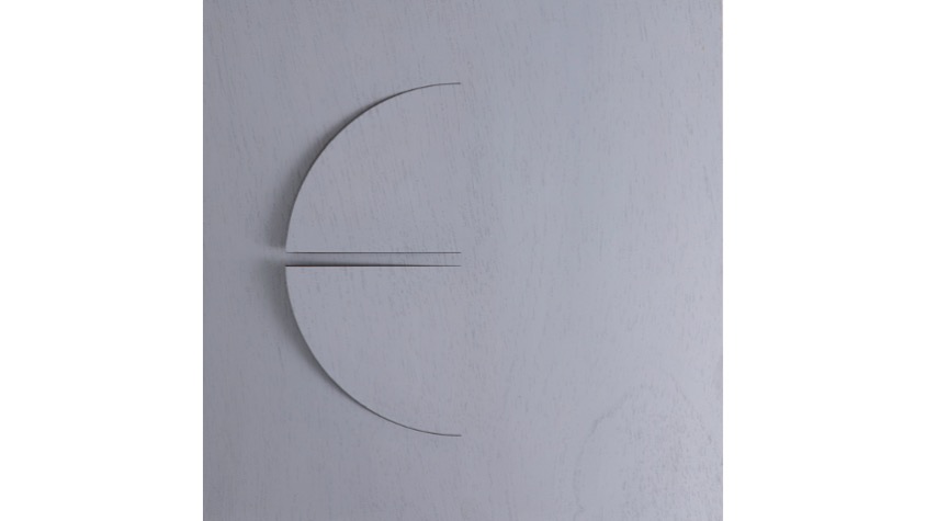 Letra E, de "Abecedario", 2021. Lámina de contrachapado de madera cortada a láser, tensada y pintada al óleo. 39,3 x 39,3 cm