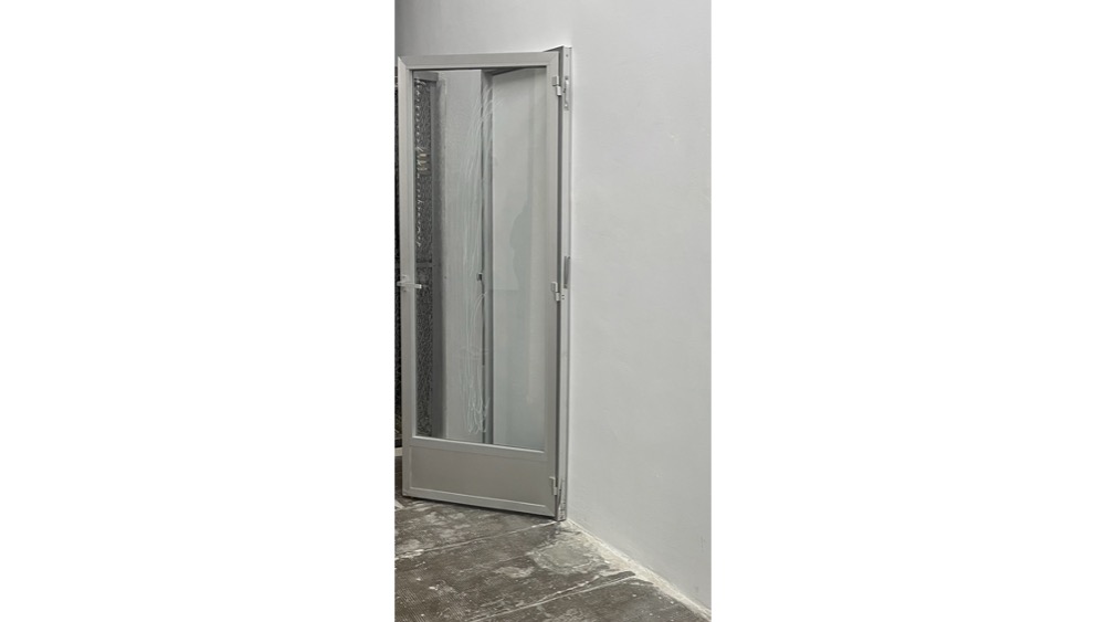 "RETRATO MENTAL DE MARCEL DUCHAMP", 1991. Puerta de aluminio intervenida con rotulador permanente plateado. 215 x 97 cm.